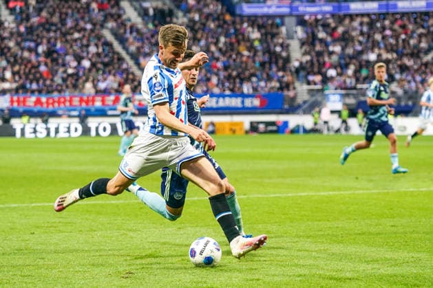2026-05-17 SC Heerenveen v AFC Ajax - Dutch Vriendenloterij Eredivisie HEERENVEEN, NETHERLANDS - MAY 17: Dylan Vente of SC Heerenveen, Lucas Rosa of Ajax during the Dutch Vriendenloterij Eredivisie match between SC Heerenveen and AFC Ajax at Abe Lenstra Stadion on May 17, 2026 in Heerenveen, Netherlands. Heerenveen Abe Lenstra Stadion Netherlands Content not available for redistribution in The Netherlands directly or indirectly through any third parties. Copyright: xAndrexWeeningx