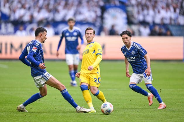 17.05.2026, Fussball, 2. Bundesliga, Saison 2025 2026, 34. Spieltag, FC Schalke 04 - Eintracht Braunschweig, Dejan Ljubicic (FC Schalke 04), Lino Tempelmann (Eintracht Braunschweig) , Soufiane El-Faouzi (FC Schalke 04) xRHR-FOTO YYx Copyright: KROEGER RHR-FOTOx RHR-FOTO YY