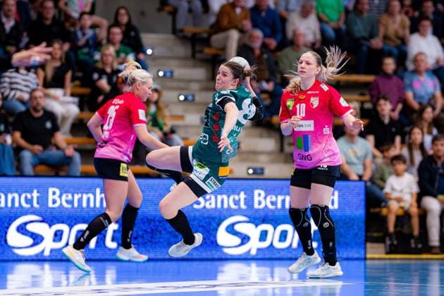 Szene mit Mariel Stefanie Beugels (16; Frisch auf Göppingen Frauen), Viktoria Marksteiner (10; SV Halle-Neustadt) und Cara Reuthal (26; SV Halle-Neustadt) Szene mit Mariel Stefanie Beugels (16; Frisch auf Göppingen Frauen) und Gegnerinnen Copyright: xMaxxKrausex Rohdiamantx