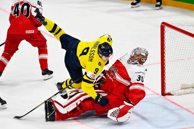 FRIBOURG, SCHWEIZ 20260517 Sveriges Linus Karlsson aker in i Danmarks malvakt Mads Sogaard under söndagens match i ishockey-VM mellan Danmark och Sverige pa BCF Arena, Fribourg i Schweiz.