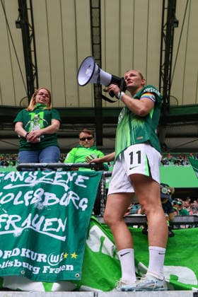 Wolfsburg, Deutschland: 17. Mai 2026 - 1. Frauen Bundesliga - 26. Spieltag - VfL Wolfsburg vs. 1. FC Nürnberg Im Bild: Alexandra Popp (VfL), die nach 14 Jahren den Verein zum Saisonende verlässt, lässt sich von den Fans vom VfL Wolfsburg zum Abschied auf dem Zaun feiern Copyright: HMBxMedia MadeleinexFantini