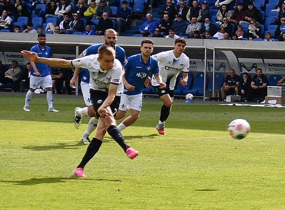 17.05.2026, xhbx, Fussball 2.Bundesliga, SV Darmstadt 98 - SC Paderborn 07 v.l. Filip Bilbija (SC Paderborn 07) Elfmeter (DFL DFB REGULATIONS PROHIBIT ANY USE OF PHOTOGRAPHS as IMAGE SEQUENCES and or QUASI-VIDEO) Darmstadt