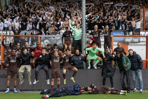 VOLENDAM , 17-05-2026 , Kras Stadium , season 2025 2026 , Dutch Eredivisie football , match between FC Volendam and Telstar , picture shows Telstar players posing Volendam - Telstar  x203761156x Copyright: