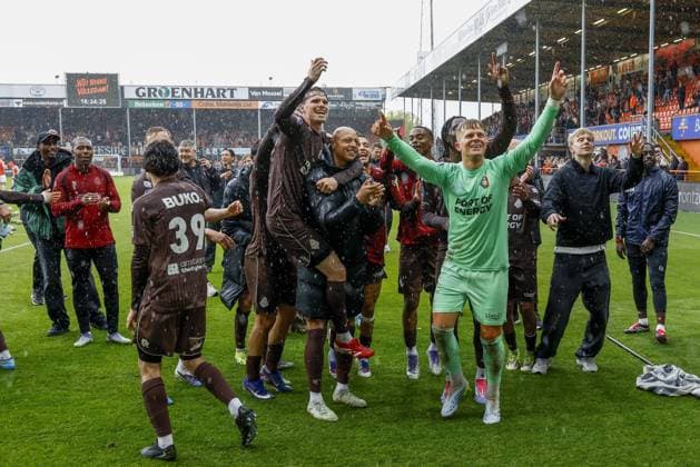 VOLENDAM , 17-05-2026 , Kras Stadium , season 2025 2026 , Dutch Eredivisie football , match between FC Volendam and Telstar , picture shows Telstar players acknowledging the fans Volendam - Telstar  x203761163x Copyright: