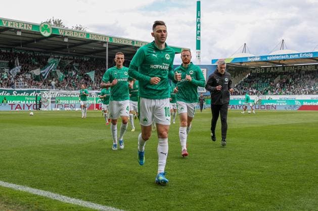 Branimir Hrgota 10 (Spvgg Greuther Fuerth) und seine Mitspieler laufen in die Kabine vor dem Spiel, SpVgg Greuther Fuerth vs. Fortuna Duesseldorf, Fussball, Maenner, 2. Bundesliga, DFL, Saison 2025 2026, 34. Spieltag, Rueckrunde, 17.05.2026 DFB regulations prohibit any use of photographs as image sequences and or quasi-video Fuerth Bayern Deutschland
