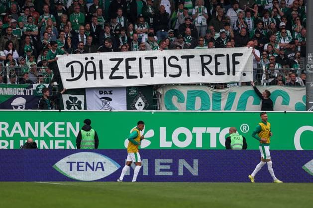 Plakat der Fuerther Fans, Die Zeit ist reif, Plakat fuer Namensaenderung des Vereins, Neustart, SpVgg Greuther Fuerth vs. Fortuna Duesseldorf, Fussball, Maenner, 2. Bundesliga, DFL, Saison 2025 2026, 34. Spieltag, Rueckrunde, 17.05.2026 DFB regulations prohibit any use of photographs as image sequences and or quasi-video Fuerth Bayern Deutschland