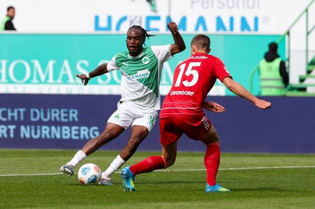 Noel Futkeu 9 (Spvgg Greuther Fuerth) gegen Tim Oberdorf 15 (Fortuna Duesseldorf) in Aktion, SpVgg Greuther Fuerth vs. Fortuna Duesseldorf, Fussball, Maenner, 2. Bundesliga, DFL, Saison 2025 2026, 34. Spieltag, Rueckrunde, 17.05.2026 DFB regulations prohibit any use of photographs as image sequences and or quasi-video Fuerth Bayern Deutschland
