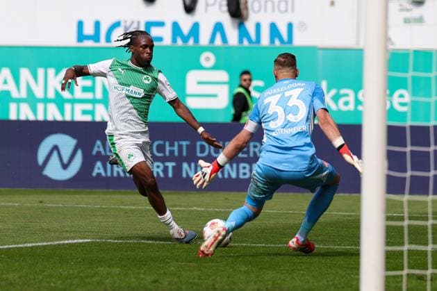 Noel Futkeu 9 (Spvgg Greuther Fuerth) in Aktion gegen Florian Kastenmeier 33 (Fortuna Duesseldorf), SpVgg Greuther Fuerth vs. Fortuna Duesseldorf, Fussball, Maenner, 2. Bundesliga, DFL, Saison 2025 2026, 34. Spieltag, Rueckrunde, 17.05.2026 DFB regulations prohibit any use of photographs as image sequences and or quasi-video Fuerth Bayern Deutschland