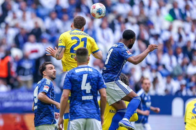 17.05.2026, Fußball, FC Schalke 04 - Eintracht Braunschweig, 34. Spieltag, 2. Fußball Bundesliga, Veltins-Arena Gelsenkirchen, Saison 2025 2026: Kevin Ehlers (Braunschweig 21) Kopfballduell Moussa Sylla (Schalke04 09) DFB regulations prohibit any use of photographs as image sequences and or quasi-video. Nordrhein-Westfalen Deutschland