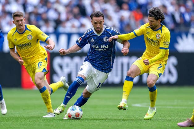 17.05.2026, Fußball, FC Schalke 04 - Eintracht Braunschweig, 34. Spieltag, 2. Fußball Bundesliga, Veltins-Arena Gelsenkirchen, Saison 2025 2026: Kenan Karaman (Schalke04 19) im Zweikampf gegen Florian Flick (Braunschweig 06) Fabio Kaufmann (Braunschweig 07) DFB regulations prohibit any use of photographs as image sequences and or quasi-video. Nordrhein-Westfalen Deutschland