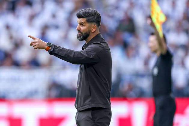 17.05.2026, Fußball, FC Schalke 04 - Eintracht Braunschweig, 34. Spieltag, 2. Fußball Bundesliga, Veltins-Arena Gelsenkirchen, Saison 2025 2026: Cheftrainer Miron Muslic (Schalke04) gestikulierend am Spielfeldrand DFB regulations prohibit any use of photographs as image sequences and or quasi-video. Nordrhein-Westfalen Deutschland