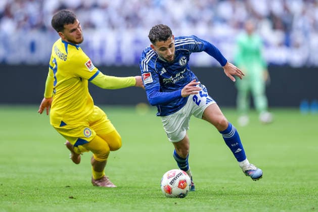 17.05.2026, Fußball, FC Schalke 04 - Eintracht Braunschweig, 34. Spieltag, 2. Fußball Bundesliga, Veltins-Arena Gelsenkirchen, Saison 2025 2026: Mehmet Aydin (Braunschweig 08) im Zweikampf gegen Adil Aouchiche (Schalke04 24) DFB regulations prohibit any use of photographs as image sequences and or quasi-video. Nordrhein-Westfalen Deutschland
