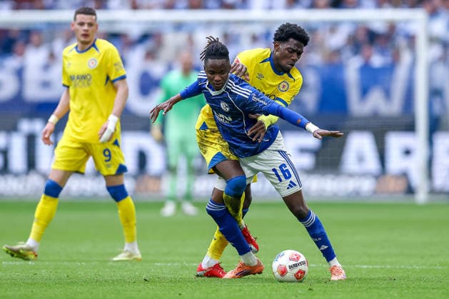 17.05.2026, Fußball, FC Schalke 04 - Eintracht Braunschweig, 34. Spieltag, 2. Fußball Bundesliga, Veltins-Arena Gelsenkirchen, Saison 2025 2026: Mehmet Aydin (Braunschweig 10) im Zweikampf gegen Moussa Ndiaye (Schalke04 16) DFB regulations prohibit any use of photographs as image sequences and or quasi-video. Nordrhein-Westfalen Deutschland