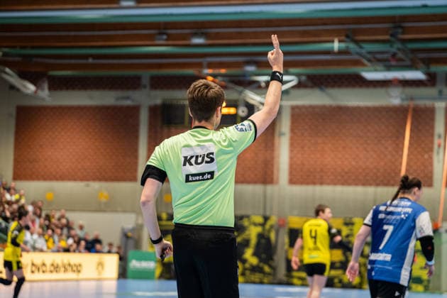 HSG Blomberg-Lippe (GER) vs. Borussia Dortmund (GER) Handball, 1. Handball Bundesliga Frauen, Finale, Spiel 1, 17.5.2026, Saision 2025 2026, Dortmund Lucas Hellbusch (Schiedsrichter) gibt Diana Magnusdottir (HSG Blomberg-Lippe, 07) eine 2-Minuten Strafe Dortmund Sporthalle Wellinghofen Deutschland