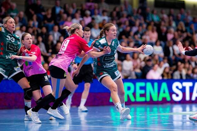 Szene mit Luisa Schulze (33; Frisch auf Göppingen Frauen) und Lea Gruber (19; SV Halle-Neustadt) Szene mit Luisa Schulze (33; Frisch auf Göppingen Frauen) und Lea Gruber (19; SV Halle-Neustadt) Copyright: xMaxxKrausex Rohdiamantx