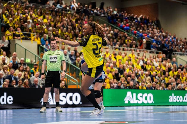 HSG Blomberg-Lippe (GER) vs. Borussia Dortmund (GER) Handball, 1. Handball Bundesliga Frauen, Finale, Spiel 1, 17.5.2026, Saision 2025 2026, Dortmund Deborah Lassource (Borussia Dortmind, 22) bei einem 7-Meter Wurf Dortmund Sporthalle Wellinghofen Deutschland