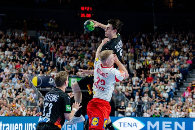 Dortmund 17.05.2026, Handball, Herren, Länderspiel, Deutschland Dänemark Miro Schluroff (Deutschland, 5) im Zweikampf mit Emil Siersbaek Bergholt (Dänemark, 33)