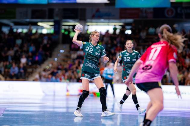 Szene mit Sina Ehmann (22; Frisch auf Göppingen Frauen), Haruno Sasaki (32; Frisch auf Göppingen Frauen) und Emma Hertha (17; SV Halle-Neustadt) Szene mit Sina Ehmann (22; Frisch auf Göppingen Frauen) und Emma Hertha (17; SV Halle-Neustadt) Copyright: xMaxxKrausex Rohdiamantx