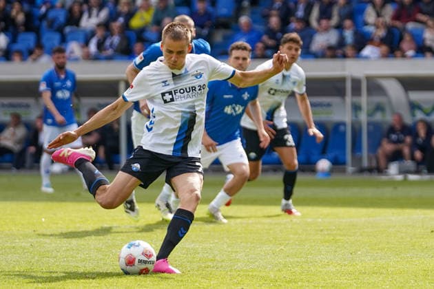 Deutschland: Fußball 2. Liga 2025 2026, 34. Spieltag - SV Darmstadt 98 vs SC Paderborn 07 Merck-Stadion am Böllenfalltor (Darmstadt): Filip Bilbija (SCP, 7) verschießt einen Elfmeter