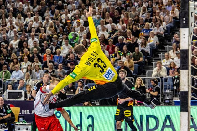 Andreas Wolff (Deutschland, 33) haelt artistisch den Wurf von Frederik Bjerre (Dänemark, 65) GER, Deutschland (GER) vs. Daenemark (DEN), Handball, Laenderspiel, Herren, Spielzeit 2025 2026, 17.05.2026 GER, Deutschland (GER) vs. Daenemark (DEN), Handball, Laenderspiel, Herren, Spielzeit 2025 2026, 17.05.2026 Koeln Copyright: xEibner-Pressefoto GerhardxWingenderx EP_GWR
