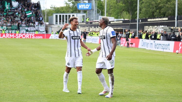 17.05.2026, xrekx, Fussball 2.Bundesliga, SV Elversberg - Preußen Münster v.l. Torjubel nach dem Tor zum celebrating the goal celebrate 3:0 durch BambasÃ ContÃ (SV 07 Elversberg) mit David Mokwa (SV 07 Elversberg) (DFL DFB REGULATIONS PROHIBIT ANY USE OF PHOTOGRAPHS as IMAGE SEQUENCES and or QUASI-VIDEO) Elversberg