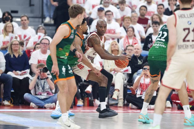 Isiaha Mike (FC Bayern Basketball, 22) mit Ball mit Urald King (Vet Concept Gladiators Trier, 20), GER, FC Bayern Basketball vs. Vet Concept Gladiators Trier, Basketball, easycredit Basketball Bundesliga, Playoffs, Viertelfinale Saison 2025 2026, 17.05.2026, GER, FC Bayern Basketball vs. Vet Concept Gladiators Trier, Basketball, easycredit Basketball Bundesliga, Playoffs, Viertelfinale Saison 2025 2026, 17.05.2026 Muenchen Copyright: xEibner-Pressefoto JennixMaulx EP_JML
