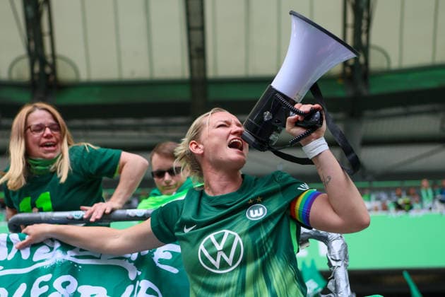 Wolfsburg, Deutschland: 17. Mai 2026 - 1. Frauen Bundesliga - 26. Spieltag - VfL Wolfsburg vs. 1. FC Nürnberg Im Bild: Alexandra Popp (VfL), die nach 14 Jahren den Verein zum Saisonende verlässt, lässt sich von den Fans vom VfL Wolfsburg zum Abschied auf dem Zaun feiern Copyright: HMBxMedia MadeleinexFantini