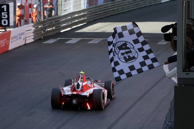 Schwarz- weiss karierte Flagge für den Sieger Oliver Rowland (GBR) Nissan im Rennen 2, FIA Formel E Weltmeisterschaft Saison 12, Monaco E- Prix, MonteCarlo, MC, 17.05.2026, FE