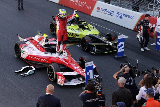 Oliver Rowland (GBR) steht in Siegerpose auf seinem Nissan, Prac ferme, Rennen 2, FIA Formel E Weltmeisterschaft Saison 12, Monaco E- Prix, MonteCarlo, MC, 17.05.2026, FE