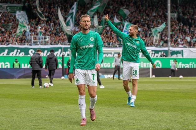 Dennis Srbeny 7 (Spvgg Greuther Fuerth) und Doni Arifi 28 (Spvgg Greuther Fuerth) laufen in die Kabine vor dem Spiel, SpVgg Greuther Fuerth vs. Fortuna Duesseldorf, Fussball, Maenner, 2. Bundesliga, DFL, Saison 2025 2026, 34. Spieltag, Rueckrunde, 17.05.2026 DFB regulations prohibit any use of photographs as image sequences and or quasi-video Fuerth Bayern Deutschland