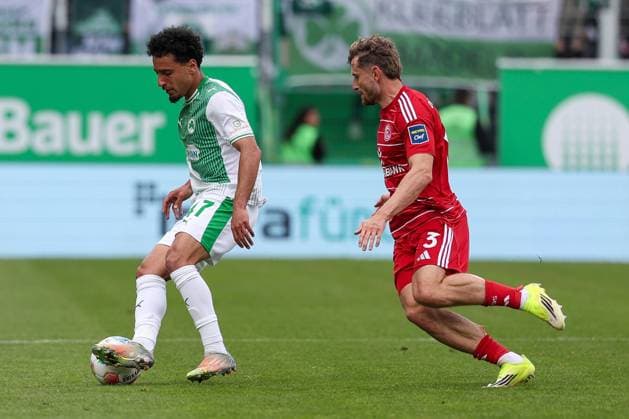 Sayallah Ltaief (Spvgg Greuther Fuerth) und Christopher Lenz 3 (Fortuna Duesseldorf) in Aktion, SpVgg Greuther Fuerth vs. Fortuna Duesseldorf, Fussball, Maenner, 2. Bundesliga, DFL, Saison 2025 2026, 34. Spieltag, Rueckrunde, 17.05.2026 DFB regulations prohibit any use of photographs as image sequences and or quasi-video Fuerth Bayern Deutschland