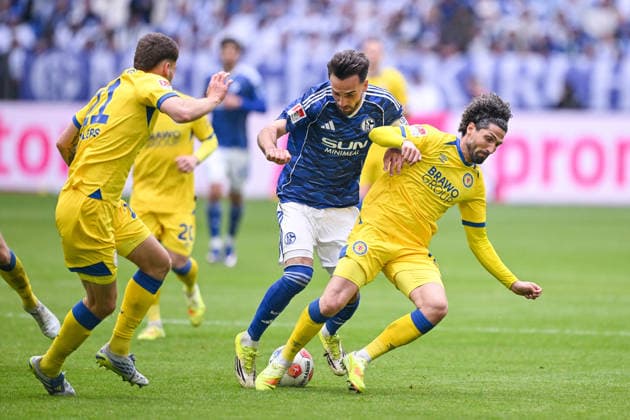 17.05.2026, Fussball, 2. Bundesliga, Saison 2025 2026, 34. Spieltag, FC Schalke 04 - Eintracht Braunschweig, Kenan Karaman (FC Schalke 04), Fabio Kaufmann (Eintracht Braunschweig) , xRHR-FOTO YYx Copyright: KROEGER RHR-FOTOx RHR-FOTO YY