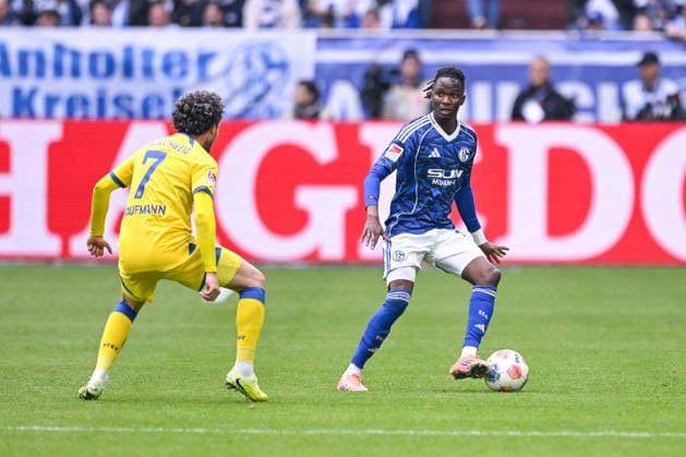 17.05.2026, Fussball, 2. Bundesliga, Saison 2025 2026, 34. Spieltag, FC Schalke 04 - Eintracht Braunschweig, Fabio Kaufmann (Eintracht Braunschweig) , Moussa Ndiaye (FC Schalke 04) xRHR-FOTO YYx Copyright: KROEGER RHR-FOTOx RHR-FOTO YY