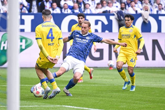 17.05.2026, Fussball, 2. Bundesliga, Saison 2025 2026, 34. Spieltag, FC Schalke 04 - Eintracht Braunschweig, Timo Becker (FC Schalke 04), Andi Hoti (Eintracht Braunschweig) xRHR-FOTO YYx Copyright: KROEGER RHR-FOTOx RHR-FOTO YY
