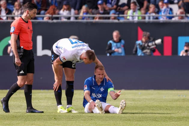 2026.05.17 xjfx 2.Bundesliga SV Darmstadt 98 - SC Paderborn v.l., Fabian Holland (SV Darmstadt 98) verletzt am Boden (DFL DFB REGULATIONS PROHIBIT ANY USE OF PHOTOGRAPHS as IMAGE SEQUENCES and or QUASI-VIDEO)