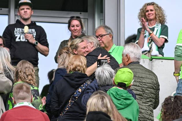 Fußball I Frauen I Saison 2025-2026 I Bundesliga I 26. Spieltag I VfL Wolfsburg - 1. FC Nürnberg I 17.05.2026 Alexandra Popp (11, VfL Wolfsburg) umarmt nach dem Spiel Horst Hrubesch auf der Tribüne Wolfsburg Volkswagen Arena Niedersachsen Deutschland Copyright: xLobeca InesxHähnelx