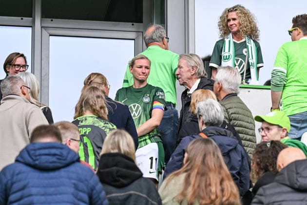 Fußball I Frauen I Saison 2025-2026 I Bundesliga I 26. Spieltag I VfL Wolfsburg - 1. FC Nürnberg I 17.05.2026 Alexandra Popp (11, VfL Wolfsburg) und Horst Hrubesch im Gespräch nach dem Spiel Wolfsburg Volkswagen Arena Niedersachsen Deutschland Copyright: xLobeca InesxHähnelx