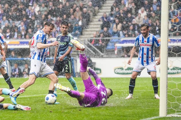 2026-05-17 SC Heerenveen v AFC Ajax - Dutch Vriendenloterij Eredivisie HEERENVEEN, NETHERLANDS - MAY 17: Ringo Meerveld of SC Heerenveen, Lucas Rosa of Ajax, Goalkeeper Maarten Paes of Ajax, Dylan Vente of SC Heerenveen during the Dutch Vriendenloterij Eredivisie match between SC Heerenveen and AFC Ajax at Abe Lenstra Stadion on May 17, 2026 in Heerenveen, Netherlands. Heerenveen Abe Lenstra Stadion Netherlands Content not available for redistribution in The Netherlands directly or indirectly through any third parties. Copyright: xAndrexWeeningx