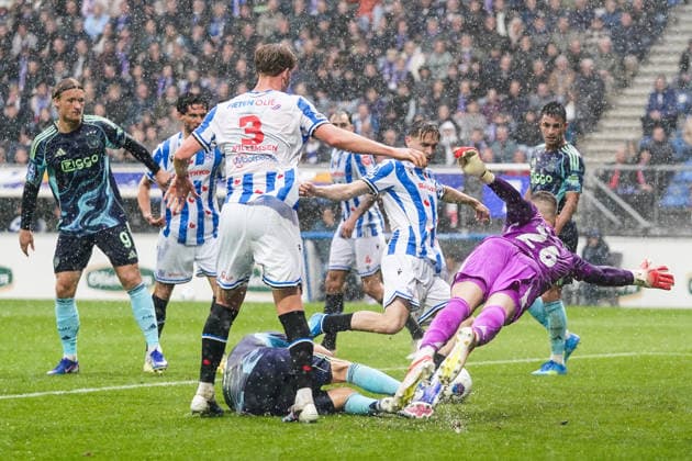 2026-05-17 SC Heerenveen v AFC Ajax - Dutch Vriendenloterij Eredivisie HEERENVEEN, NETHERLANDS - MAY 17: Maas Willemsen of SC Heerenveen, Ringo Meerveld of SC Heerenveen, Lucas Rosa of Ajax, Goalkeeper Maarten Paes of Ajax during the Dutch Vriendenloterij Eredivisie match between SC Heerenveen and AFC Ajax at Abe Lenstra Stadion on May 17, 2026 in Heerenveen, Netherlands. Heerenveen Abe Lenstra Stadion Netherlands Content not available for redistribution in The Netherlands directly or indirectly through any third parties. Copyright: xAndrexWeeningx