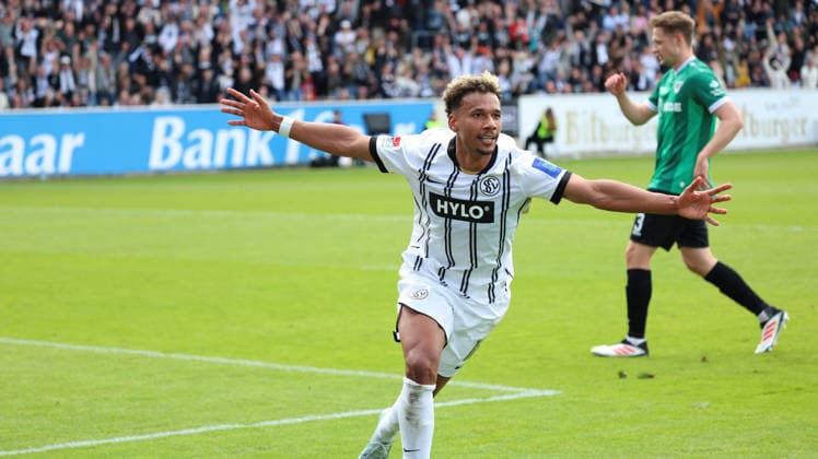17.05.2026, xrekx, Fussball 2.Bundesliga, SV Elversberg - Preußen Münster v.l. Torjubel nach dem Tor zum celebrating the goal celebrate 3:0 durch BambasÃ ContÃ (SV 07 Elversberg) (DFL DFB REGULATIONS PROHIBIT ANY USE OF PHOTOGRAPHS as IMAGE SEQUENCES and or QUASI-VIDEO) Elversberg