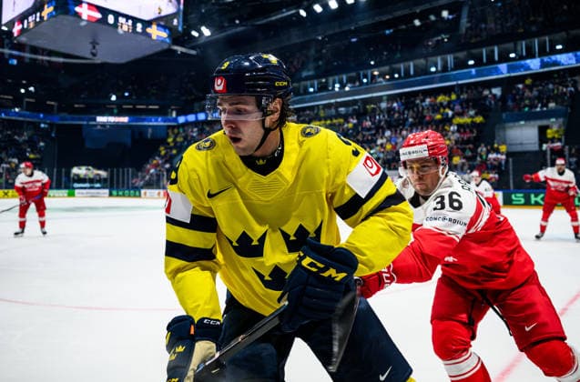 260517 Linus Karlsson of Sweden and Daniel Baastrup of Denmark during the 2026 IIHF Ice hockey, Eishockey World Championship, WM, Weltmeisterschaft match between Denmark and Sweden on May 17, 2026 in Fribourg. Photo: Jesper Zerman BILDBYRAN kod JZ JZ0716 ishockey ice hockey ishockey-vm 2026 vm 2026 iihf world championship danmark denmark sverige sweden bbeng Copyright: JESPERxZERMAN BB260517JZ040