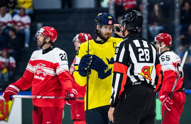 260517 Oliver Ekman-Larsson of Sweden in a discussion with a referee during the 2026 IIHF Ice hockey, Eishockey World Championship, WM, Weltmeisterschaft match between Denmark and Sweden on May 17, 2026 in Fribourg. Photo: Jesper Zerman BILDBYRAN kod JZ JZ0716 ishockey ice hockey ishockey-vm 2026 vm 2026 iihf world championship danmark denmark sverige sweden bbeng Copyright: JESPERxZERMAN BB260517JZ041