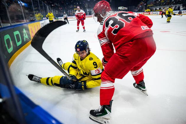 260517 Linus Karlsson of Sweden and Daniel Baastrup of Denmark during the 2026 IIHF Ice hockey, Eishockey World Championship, WM, Weltmeisterschaft match between Denmark and Sweden on May 17, 2026 in Fribourg. Photo: Jesper Zerman BILDBYRAN kod JZ JZ0716 ishockey ice hockey ishockey-vm 2026 vm 2026 iihf world championship danmark denmark sverige sweden bbeng Copyright: JESPERxZERMAN BB260517JZ042