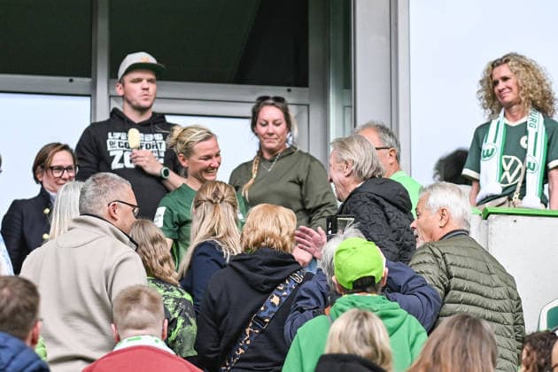 Fußball I Frauen I Saison 2025-2026 I Bundesliga I 26. Spieltag I VfL Wolfsburg - 1. FC Nürnberg I 17.05.2026 Alexandra Popp (11, VfL Wolfsburg) umarmt nach dem Spiel Horst Hrubesch auf der Tribüne Wolfsburg Volkswagen Arena Niedersachsen Deutschland Copyright: xLobeca InesxHähnelx
