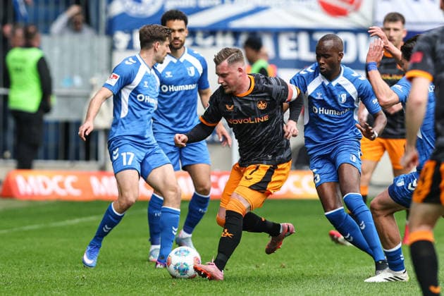 Marlon Ritter (1. FC Kaiserslautern,7) gegen Silas Gnaka (r.,1. FC Magdeburg,25) und Alexander Nollenberger (1. FC Magdeburg,17) - 2. Fußball Bundesliga Saison 2025-2026 1. FC Magdeburg vs. 1. FC Kaiserslautern in der Avnet Arena in Magdeburg - Aktion,Fußball,Mann,Männer,Deutschland,17.05.2026