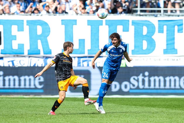 Jean Hugonet (1. FC Magdeburg,24) gegen Daniel Hanslik (1. FC Kaiserslautern,19) - 2. Fußball Bundesliga Saison 2025-2026 1. FC Magdeburg vs. 1. FC Kaiserslautern in der Avnet Arena in Magdeburg - Aktion,Fußball,Mann,Männer,Deutschland,17.05.2026