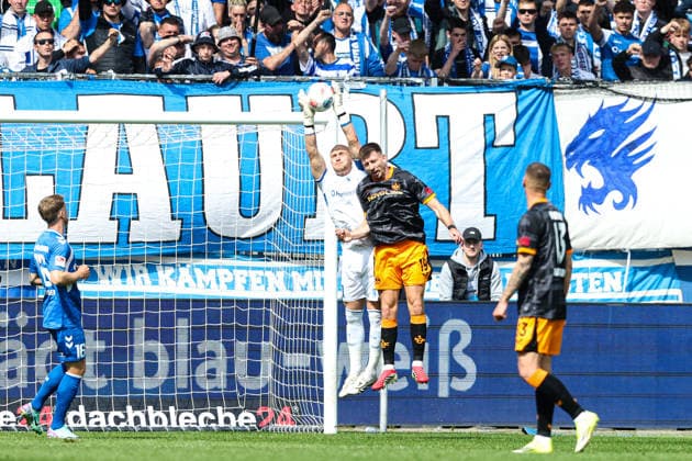 Torwart Dominik Reimann (1. FC Magdeburg,1) gegen Daniel Hanslik (1. FC Kaiserslautern,19) - 2. Fußball Bundesliga Saison 2025-2026 1. FC Magdeburg vs. 1. FC Kaiserslautern in der Avnet Arena in Magdeburg - Aktion,Fußball,Mann,Männer,Deutschland,17.05.2026