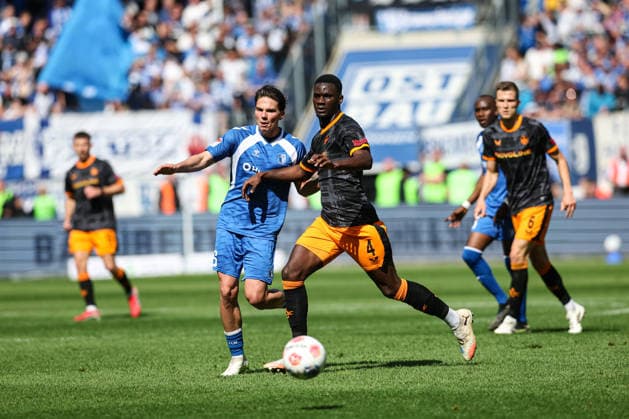 Maxwell Gyamfi (1. FC Kaiserslautern,4) gegen Dariusz Stalmach (1. FC Magdeburg,6) - 2. Fußball Bundesliga Saison 2025-2026 1. FC Magdeburg vs. 1. FC Kaiserslautern in der Avnet Arena in Magdeburg - Aktion,Fußball,Mann,Männer,Deutschland,17.05.2026