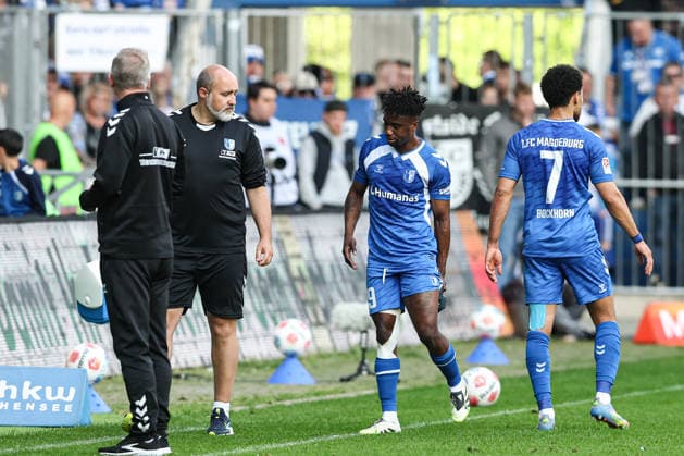 Lubambo Musonda (1. FC Magdeburg,19) muss verletzt ausgewechselt werden, Trainer Petrik Sander (1. FC Magdeburg) schaut zu ihm - 2. Fußball Bundesliga Saison 2025-2026 1. FC Magdeburg vs. 1. FC Kaiserslautern in der Avnet Arena in Magdeburg - Fußball,Mann,Männer,Deutschland,17.05.2026