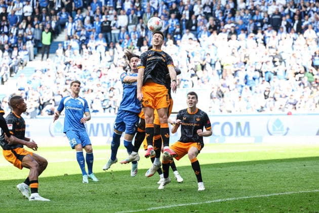 Daniel Hanslik (1. FC Kaiserslautern,19) gegen Jean Hugonet (1. FC Magdeburg,24) - 2. Fußball Bundesliga Saison 2025-2026 1. FC Magdeburg vs. 1. FC Kaiserslautern in der Avnet Arena in Magdeburg - Aktion,Fußball,Mann,Männer,Deutschland,17.05.2026